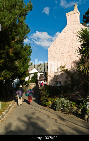 dh Herm HERM GUERNSEY Inseltouristen Herm Hafen Dorfstraße entlang Stockfoto