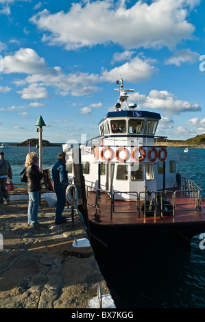 dh Herm Insel HERM GUERNSEY Passagiere warten auf Board Herm Trident Ferry Herm Hafenpier Stockfoto