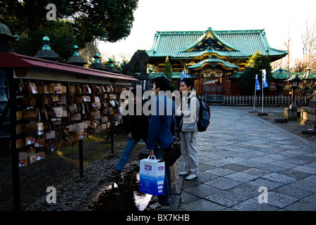 junge japanische Jungs lesen Neujahrswünsche auf Holzbrettern an Meiji-Jingu-Schrein in Tokio, japan Stockfoto