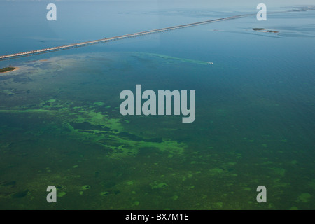 Blick auf die sieben Meile Brücke über die Keys in Florida. Stockfoto