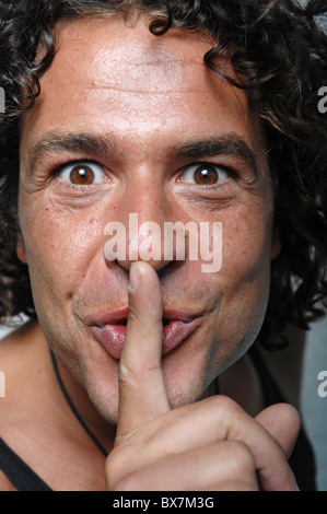 Porträt des Mannes shushing Geste Stockfoto
