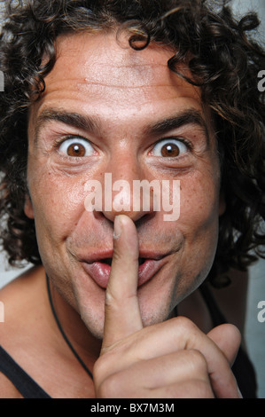 Porträt des Mannes shushing Geste Stockfoto