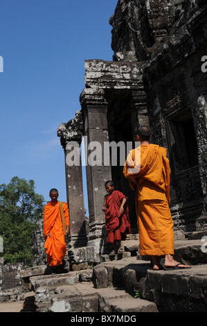 Drei junge buddhistische Mönche besuchen der Bayon-Tempel in Angkor Stockfoto