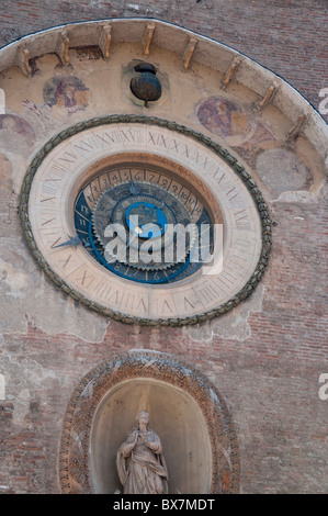 Die astronomische Uhr in der mittelalterlichen Stadt Mantua in Norditalien Lombardei Stockfoto