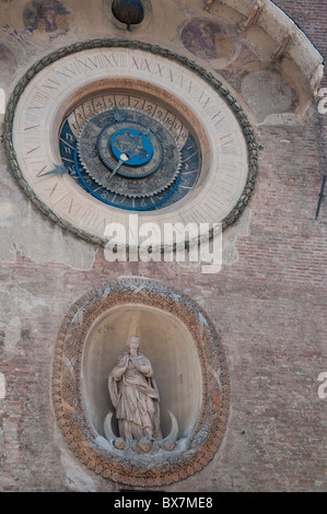 Die astronomische Uhr in der mittelalterlichen Stadt Mantua in Norditalien Lombardei Stockfoto