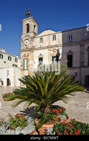 Martina Franca, Apulien, Italien, der Uhrturm von 1734 angebracht um das 13. Jahrhundert Palazzo Dell'Università Stockfoto