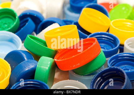 Es gibt viele bunte Kunststoff-Kappen. Im Studio gedreht. Stockfoto