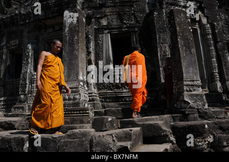 Zwei buddhistische Mönche besuchen Bayon Tempel in Angkor Stockfoto