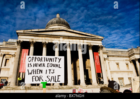 Schüler vor der National Gallery in London demonstrieren gegen Kürzungen der Regierung Bildung. Stockfoto