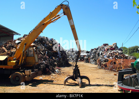 Schrott Metall Schrott Müll im Freien mit Kran Stockfoto