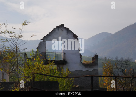 Visegrad, muslimische Häuser, die von den Mitgliedern der White Eagles, serbischen paramilitärischen Gruppe zerstört. Stockfoto