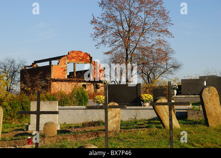 Modran, Bosnien, Kroatien Friedhof von Sv.Jure. Im Hintergrund bosnisch-kroatischen Haus Zigarettenhülle durch die Armee der Republik Srpska Stockfoto