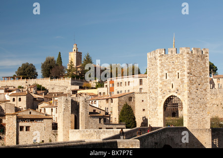 Mittelalterliche Brücke - 11. Jahrhundert, Besalú, La Garrotxa, Girona, Spanien Stockfoto