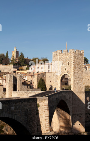 Mittelalterliche Brücke - 11. Jahrhundert, Besalú, La Garrotxa, Girona, Spanien Stockfoto