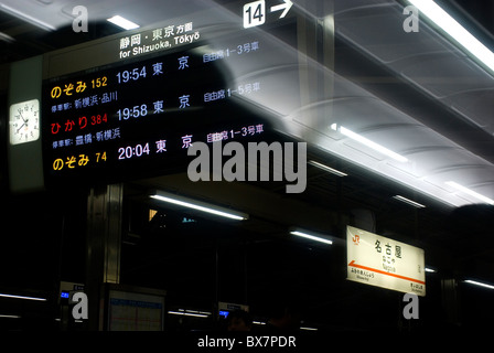 Japan - Bahnhof Nagoya aus innerhalb der Shinkansen-Hochgeschwindigkeitszug in Richtung Tokio Stockfoto