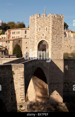 Mittelalterliche Brücke - 11. Jahrhundert, Besalú, La Garrotxa, Girona, Spanien Stockfoto