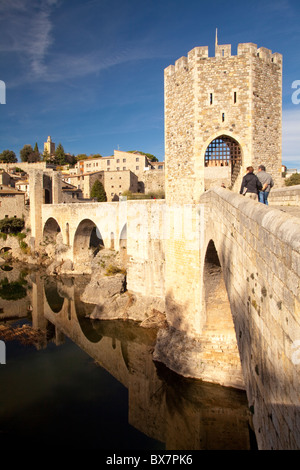 Mittelalterliche Brücke - 11. Jahrhundert, Besalú, La Garrotxa, Girona, Spanien Stockfoto