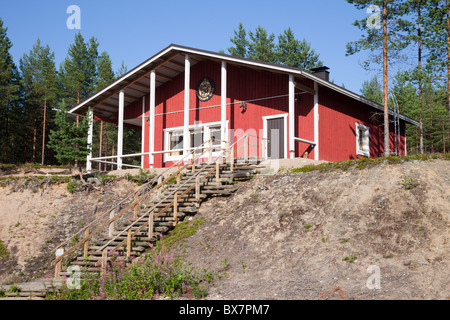 Onkilampi Ski Lodge im Sommer. Im Winter dient es Skifahrer, Finnland Stockfoto