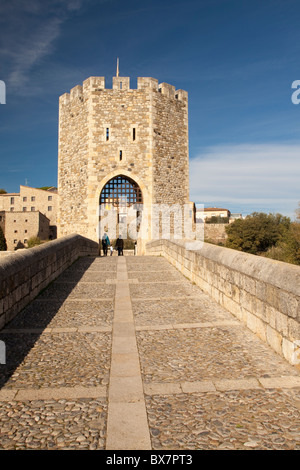 Mittelalterliche Brücke - 11. Jahrhundert, Besalú, La Garrotxa, Girona, Spanien Stockfoto