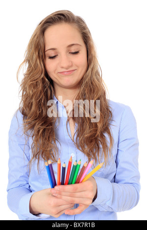 Porträt eines attraktiven jungen Mädchen ein Buntstift zu wählen. Alle auf weißem Hintergrund. Stockfoto