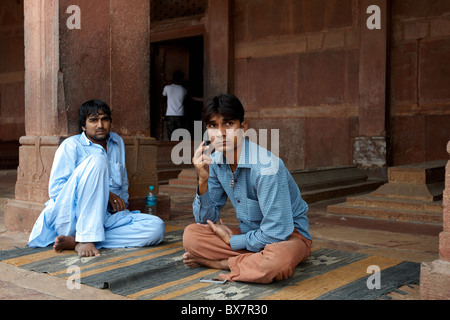 Zwei indische Männer sitzen vor Tempel Stockfoto