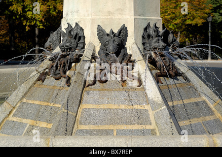 Wasserspeier am Fuße des gefallenen Engelsstatue im Parque del Retiro, Madrid, Spanien Stockfoto