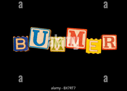 Farbige Holzklötze, die Schreibweise des Wortes "Enttäuschung." Stockfoto