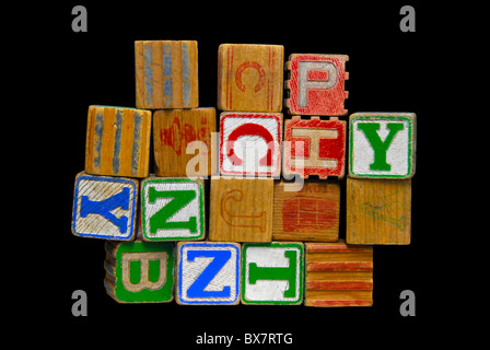 Ein Stapel von farbigen hölzernen Alphabet Blöcken auf schwarzem Hintergrund. Stockfoto