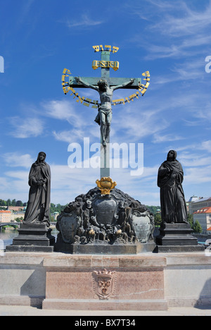 Das Kruzifix und Golgatha, eines mehrere mittelalterliche Statuen auf der Karlsbrücke in Prag, Tschechien. Stockfoto