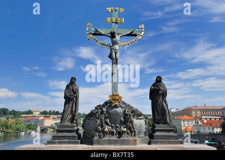 Das Kruzifix und Golgatha, eines mehrere mittelalterliche Statuen auf der Karlsbrücke in Prag, Tschechien. Stockfoto