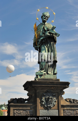 John Nepumak-Denkmal auf der Karlsbrücke in Prag, Czech Rebublic. Stockfoto