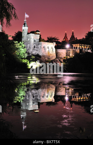 Das Schloss Belvedere mit Blick auf die Schildkröte-Teich im Central Park in New York City. Stockfoto