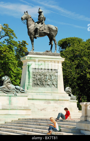 Ulysses S Grant Memorial in Washington DC. Zwei Touristen sitzen auf den Stufen vor General Grant auf Pferd Statue. Stockfoto