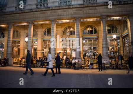 Paris, Frankreich, Menschen in Pariser Cafés, 'Le Nemours', im Palais Royale, Front, Night, Café-Bar, altes Gebäude Stockfoto