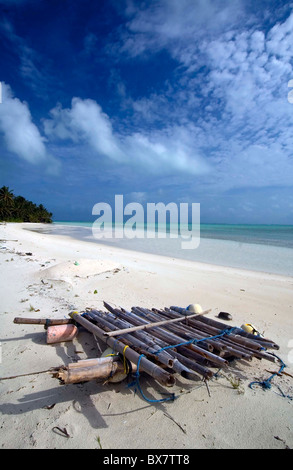 Provisorische Bambus-Floß auf dem Strand, West Island, Cocos Keeling, Indischer Ozean Stockfoto