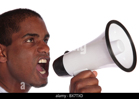 Eine attraktive dunkelhäutigen Mann mit einem Megaphon. Alle auf weißem Hintergrund. Stockfoto