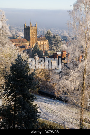 Great Malvern Priory Kirche, Worcestershire, Großbritannien, im winterlich frostigen Bedingungen Stockfoto
