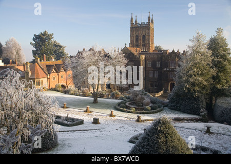 Die Klosterkirche, Great Malvern, Worcestershire in winterlich frostigen Bedingungen Stockfoto