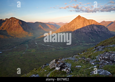 Tagesanbruch auf Buachaille Etive Mor und Glen Etive vom Gipfel des Beinn Na Chrulaiste Stockfoto