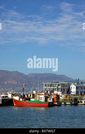 Angelboote/Fischerboote vertäut im Hafen von Kalk Bay, Cape Peninsula, South Africa. Stockfoto