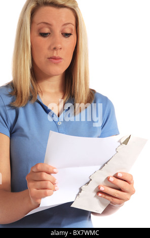 Attraktive junge Frau, die erste schlechte Nachricht per Mail. Alle auf weißem Hintergrund. Stockfoto