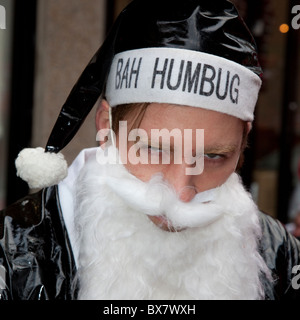 LONDON, ENGLAND - Santacon London 2010, Bah Humbug Santa mit schwarzen Anzug
