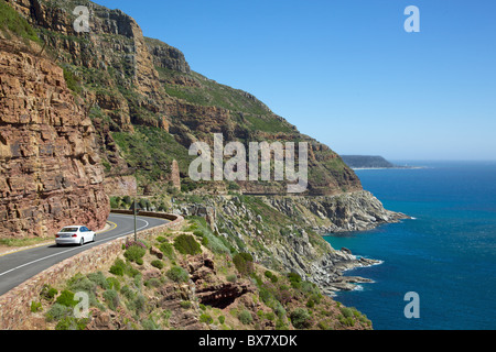 Chapmans Peak Drive, mit Kommetjie im Hintergrund, Südafrika. Stockfoto