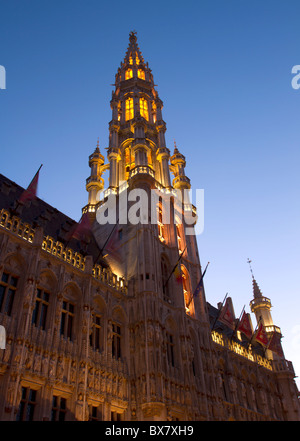 Die Grand Place und dem Rathaus in Brüssel in der Abenddämmerung. Stockfoto