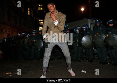 Studentischen Demonstranten übernehmen Parliament Square protestieren, dass Regierung Bildung London 9.12.10 schneidet Stockfoto