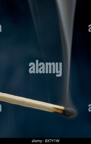 Rauch steigt aus einem Put-Out Sicherheit Match. Stockfoto