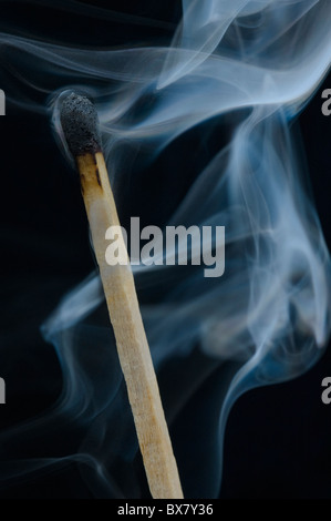 Ein gewöhnlicher Haushalt Sicherheit Match - Rauchen, auf schwarz. Stockfoto