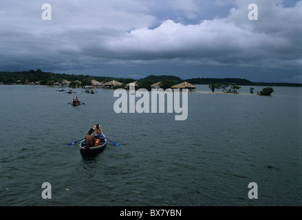 Boote mit Touristen im Fluss Tapajos ALTER DO CHAO (Amazonasbecken) des Amazonasgebietes Brasilien Stockfoto