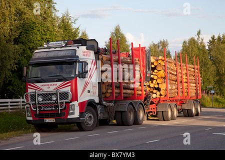 Finnische Protokollierung LKW parkte am Road Stop, Finnland Stockfoto