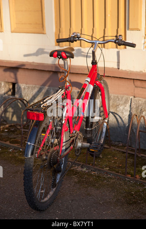 Rotes Fahrrad auf einem Fahrradständer, Finnland Stockfoto